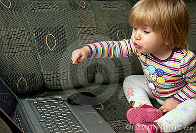 Menina curiosa com o notbook